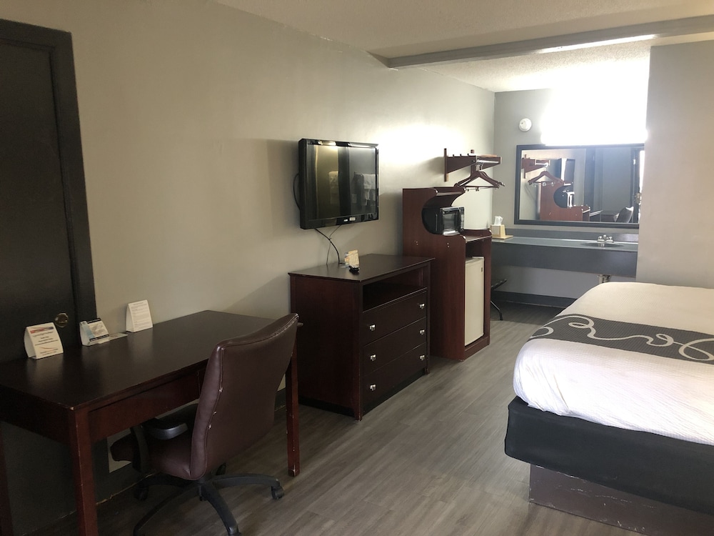 Classic Room, 1 King Bed, Smoking photo 3
