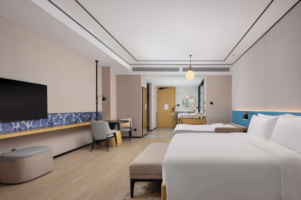 Deluxe Room, 1 King Bed photo 2