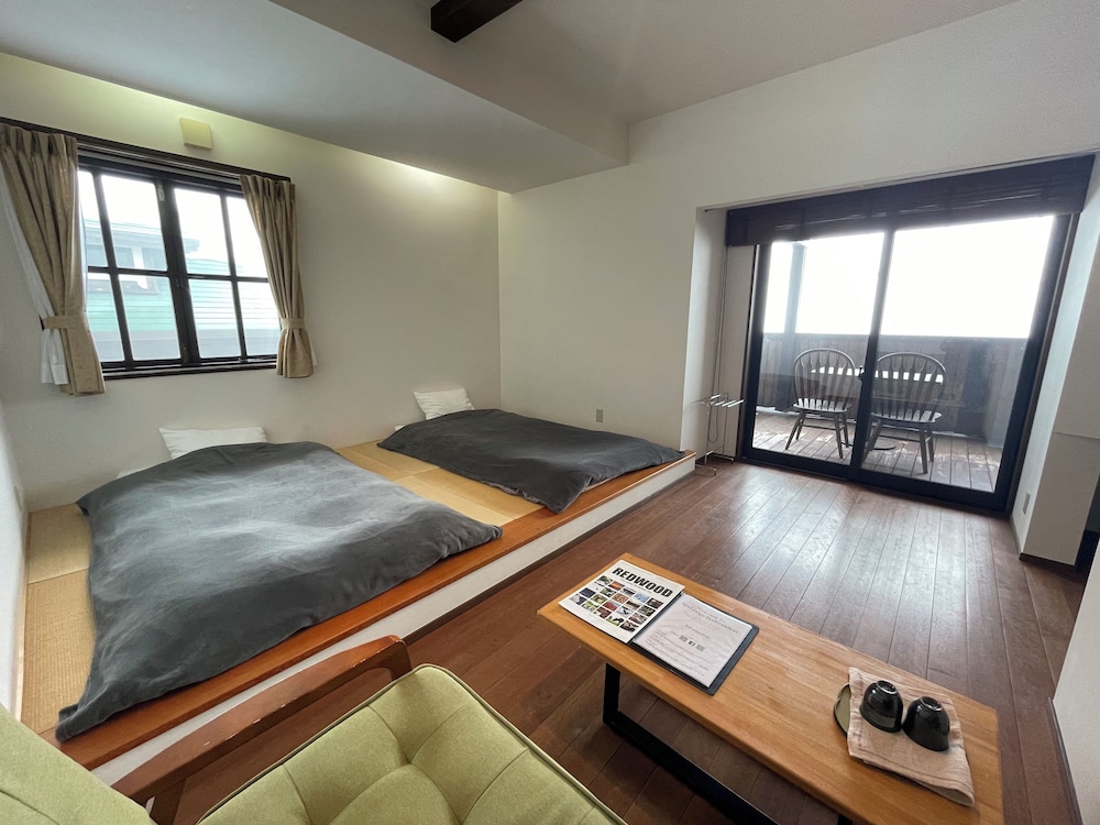 Japanese Western Style Room with Wood Deck photo 1