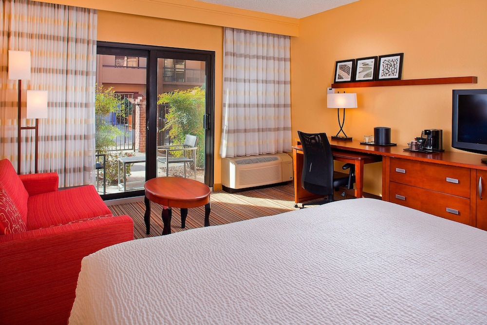 Room, 1 King Bed with Sofa bed, Balcony (Mobility/Hearing Accessible, Tub)