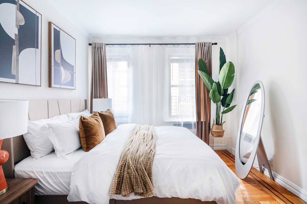 Studio, 1 Queen Bed, Pets Allowed photo 2