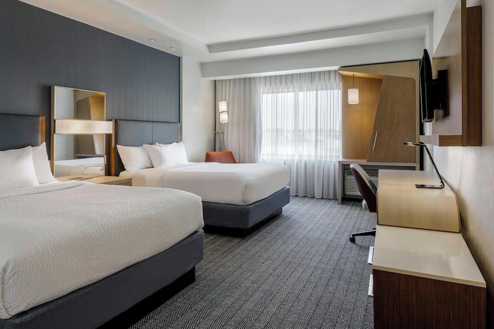 Room, 2 Queen Beds (Mobility Accessible, Roll-in Shower) - Photo 3