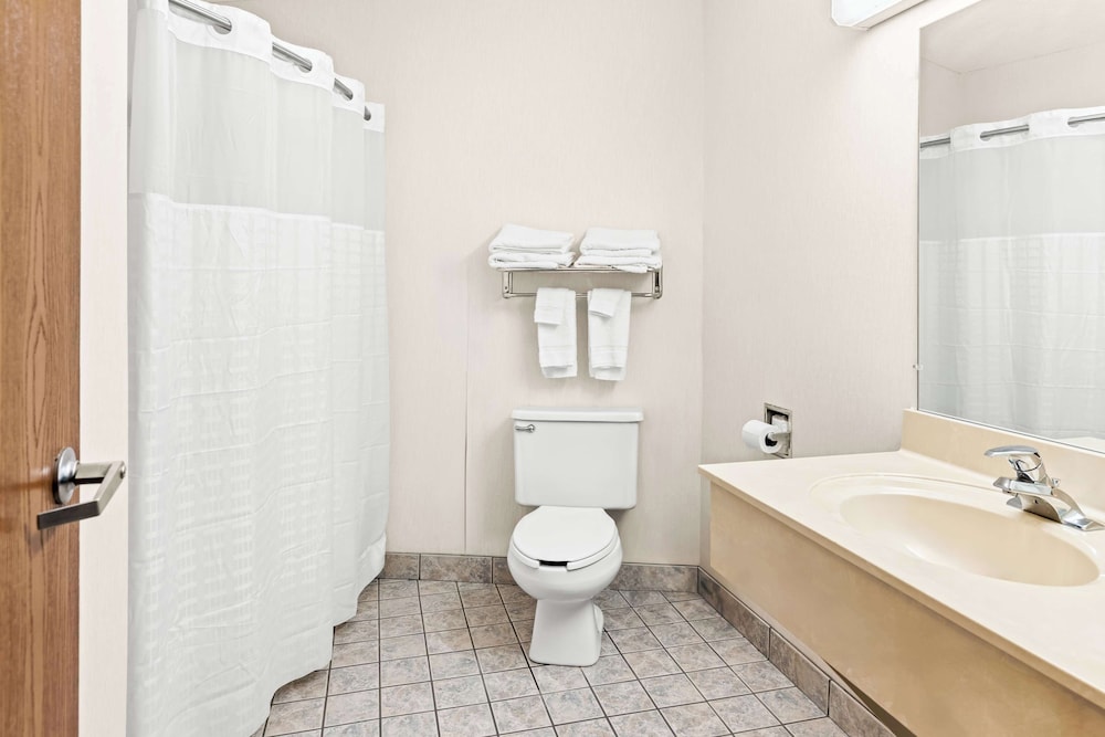 Room, 1 King Bed, Non Smoking, Jetted Tub - Photo 4
