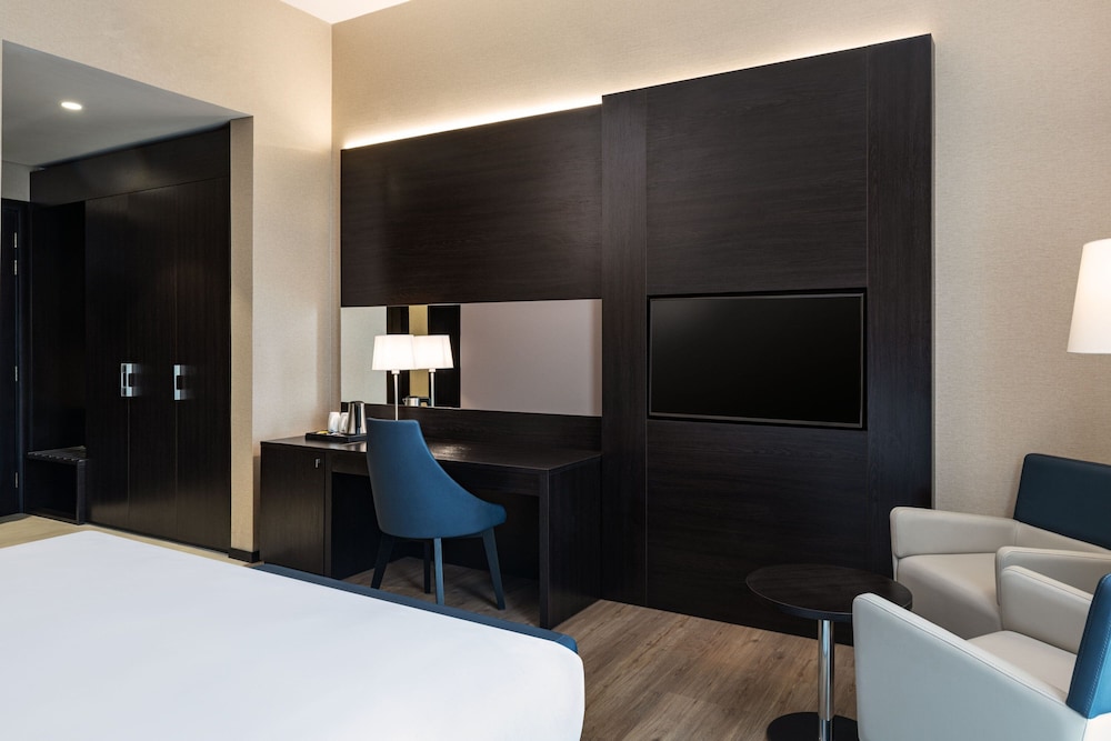 Classic King Bed, (Comp. Shuttle to DMCC Metro, Marina Mall & JBR, 20% off on F&B outlet) photo 2