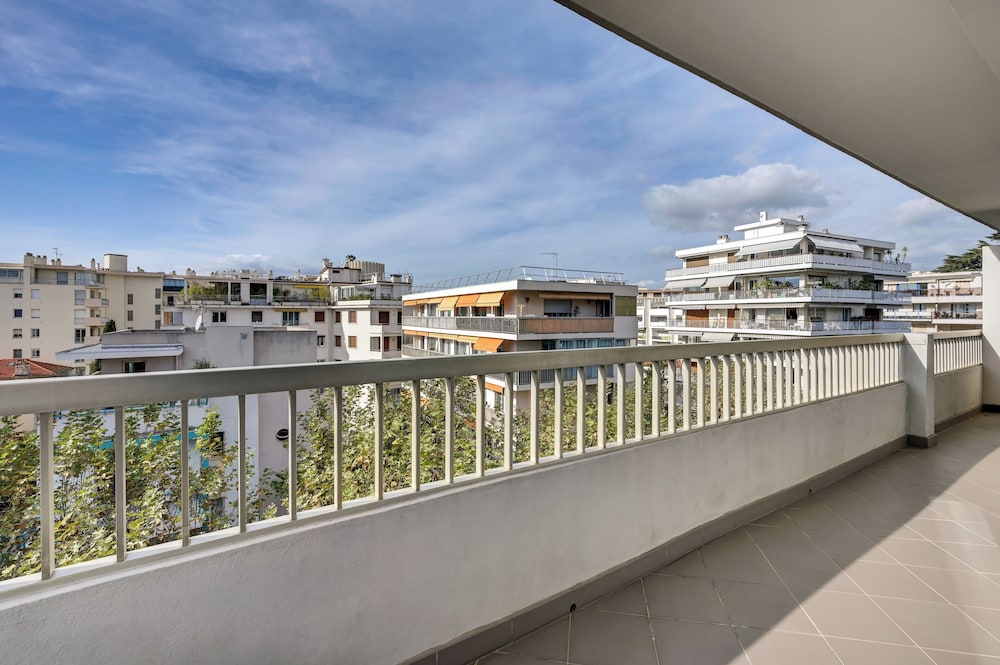 Premium Suite - Photo 4