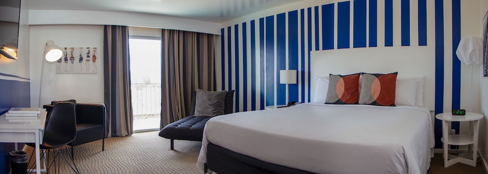 Room, 1 King Bed, Mountain View - Photo 2