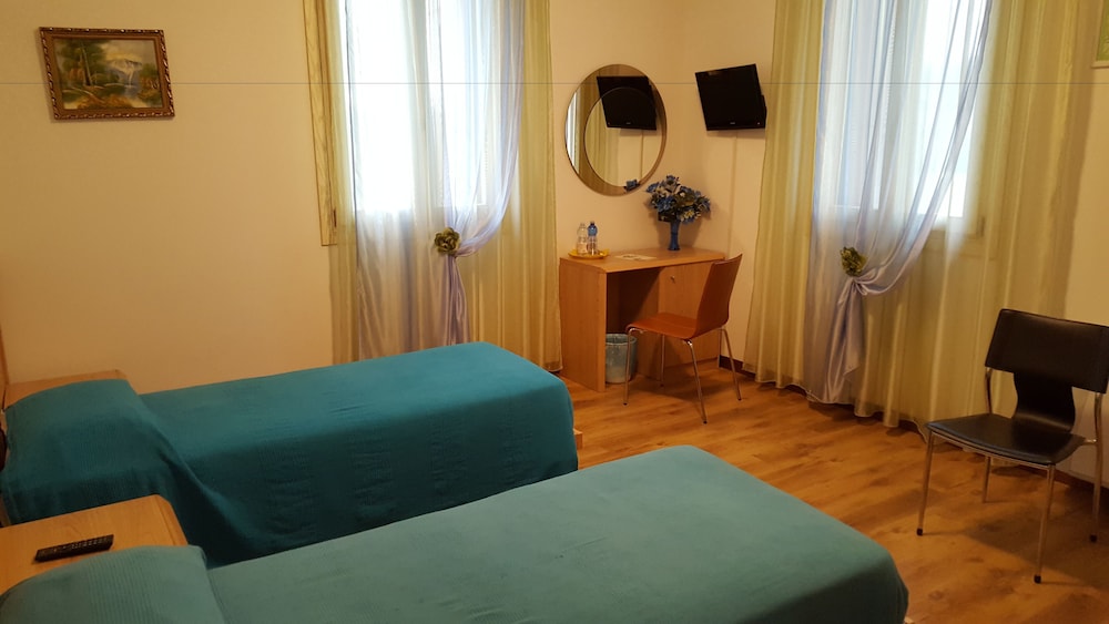Standard Twin Room, 2 Twin Beds photo 3