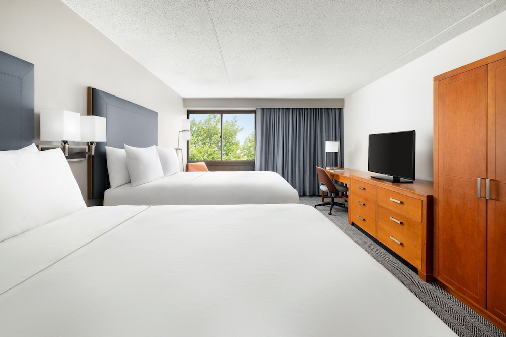 Room, 2 Queen Beds - Photo 6