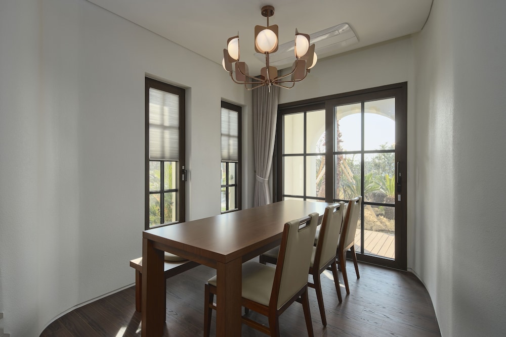 [Breakfast PKG] Deluxe Suite + Breakfast for 2 + 2 Park Ticket (During One Stay) - Photo 4