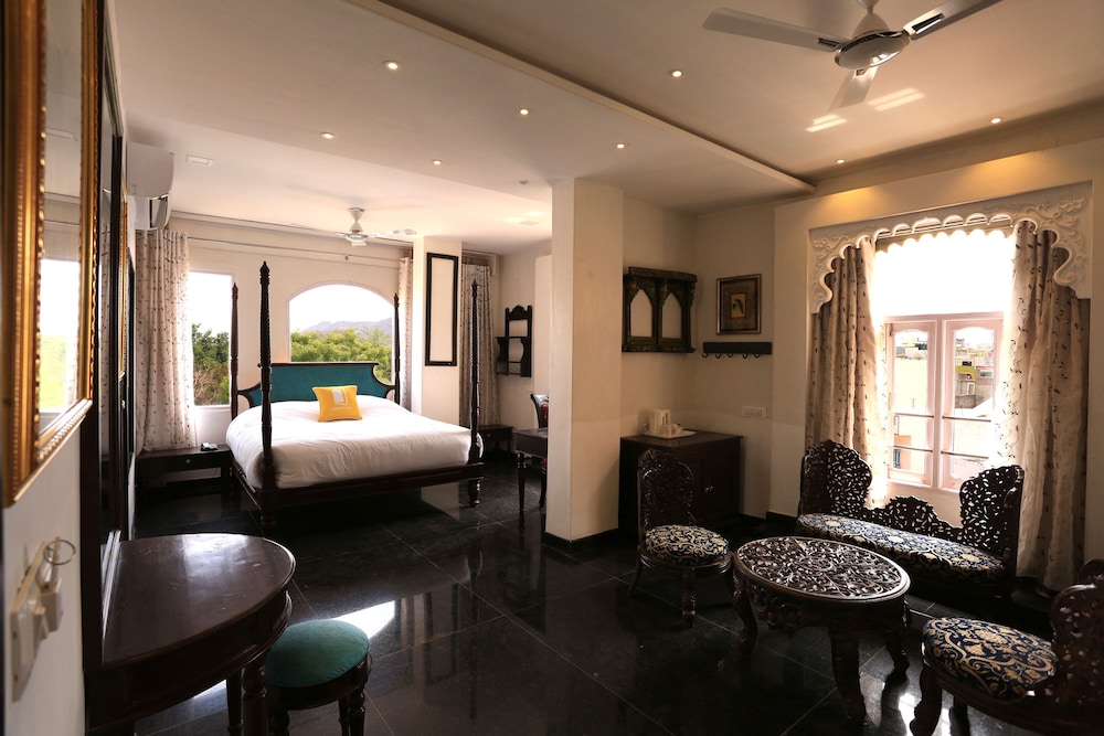 Royal Suite, 1 King Bed, Lake View - Photo 3