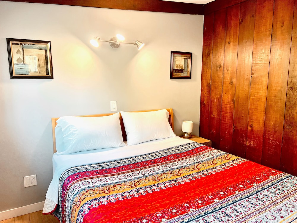 Classic Cabin 11 - 2 Queen Bedrooms, 2 Bathrooms, Kitchen & Lakefront Views