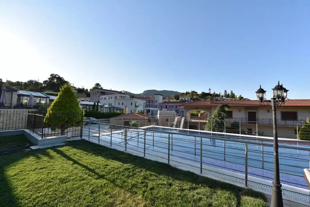 Adapted Two Bedroom Apartment With Handicap Sharing Pool photo 3