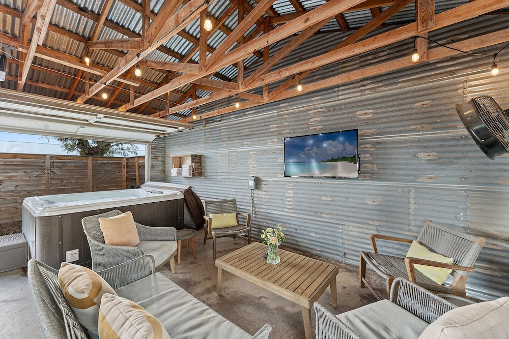 House, Multiple Beds, Hot Tub photo 1