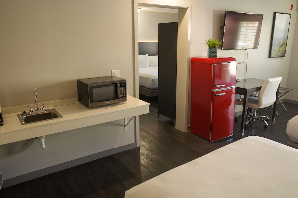 King Queen Queen ADA Suite photo 2