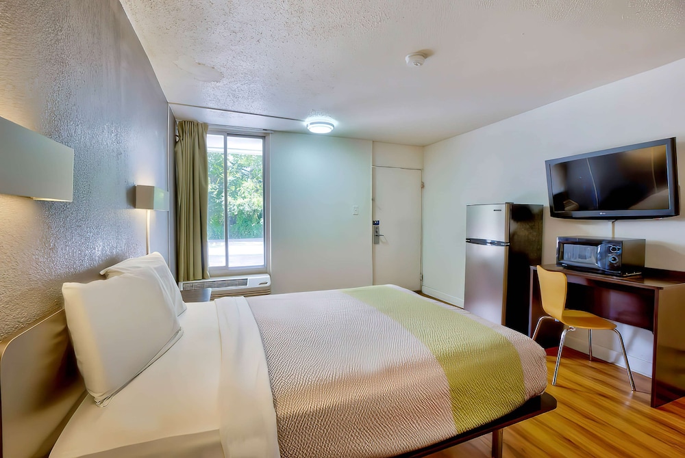 Standard Room, 1 Queen Bed, Smoking photo 3