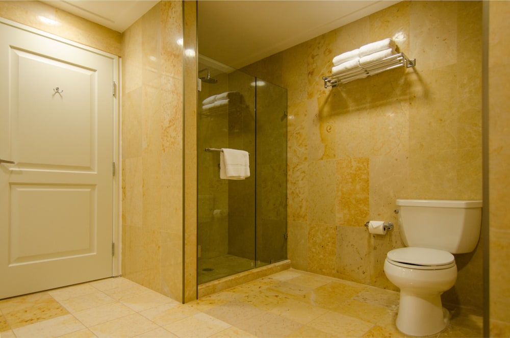 Comfort Room, 1 King Bed, Accessible - Photo 10