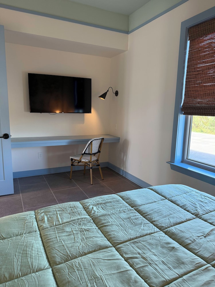 Suite, Pool View