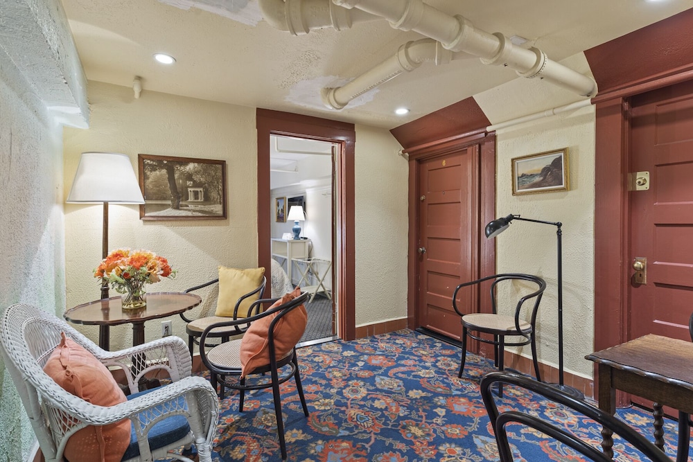 Room, Multiple Beds (with Shared Bathroom)