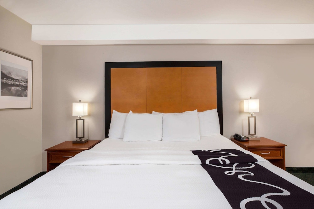 Deluxe Room, 1 King Bed, Non Smoking - Photo 2