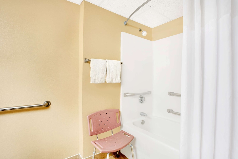 Standard Room, 1 King Bed, Accessible, Non Smoking - Photo 6