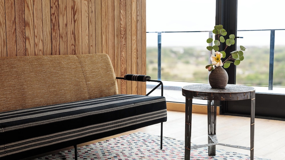Proper Balcony Suite - Photo 5