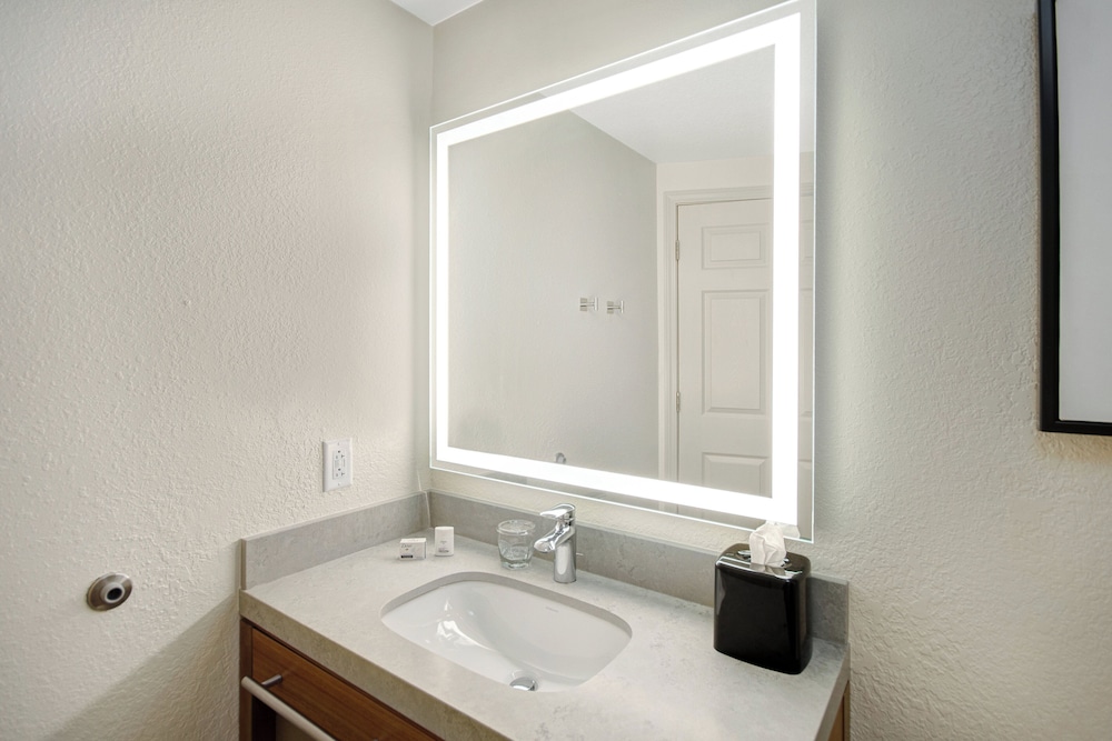 Suite, 1 Bedroom, Kitchen - Photo 7