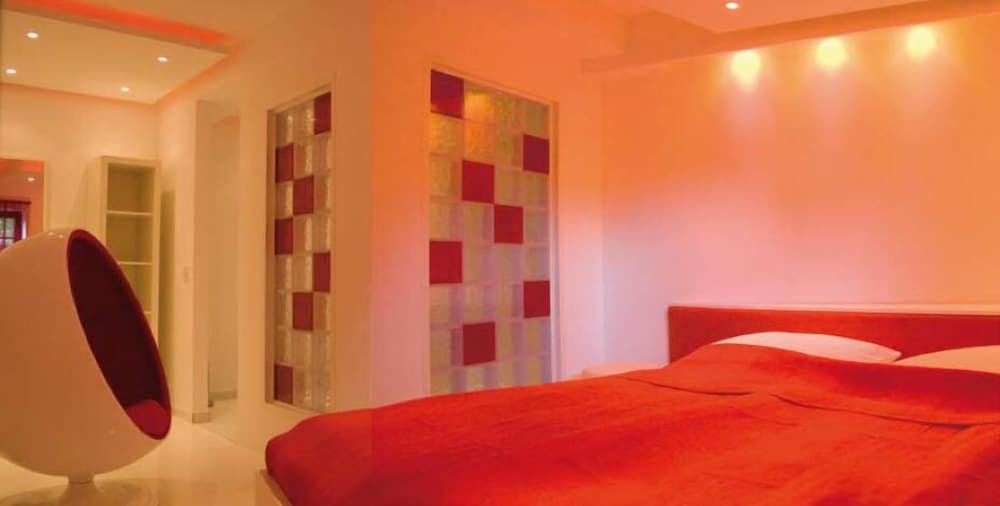 Room (LA) - Photo 1