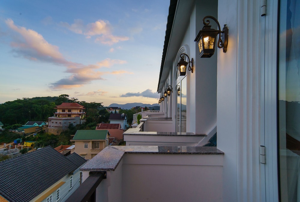 Deluxe Room with Balcony - Photo 6