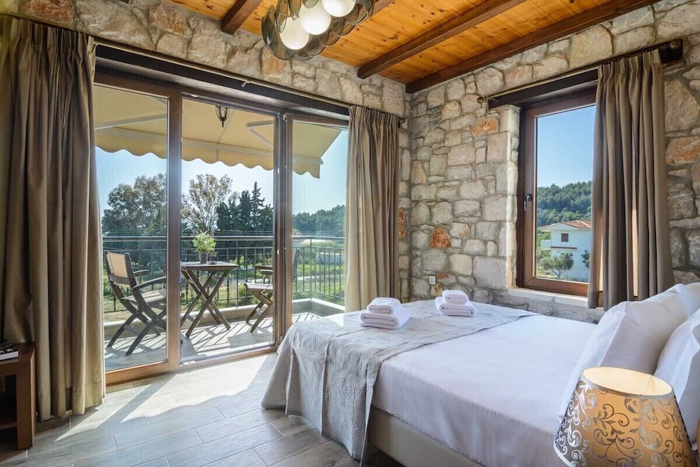 Dorida | Two-Bedroom Maisonette with Sea View Balcony