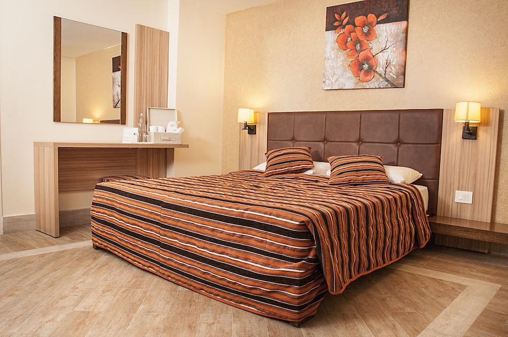 Signature Suite, 1 King Bed, Kitchenette