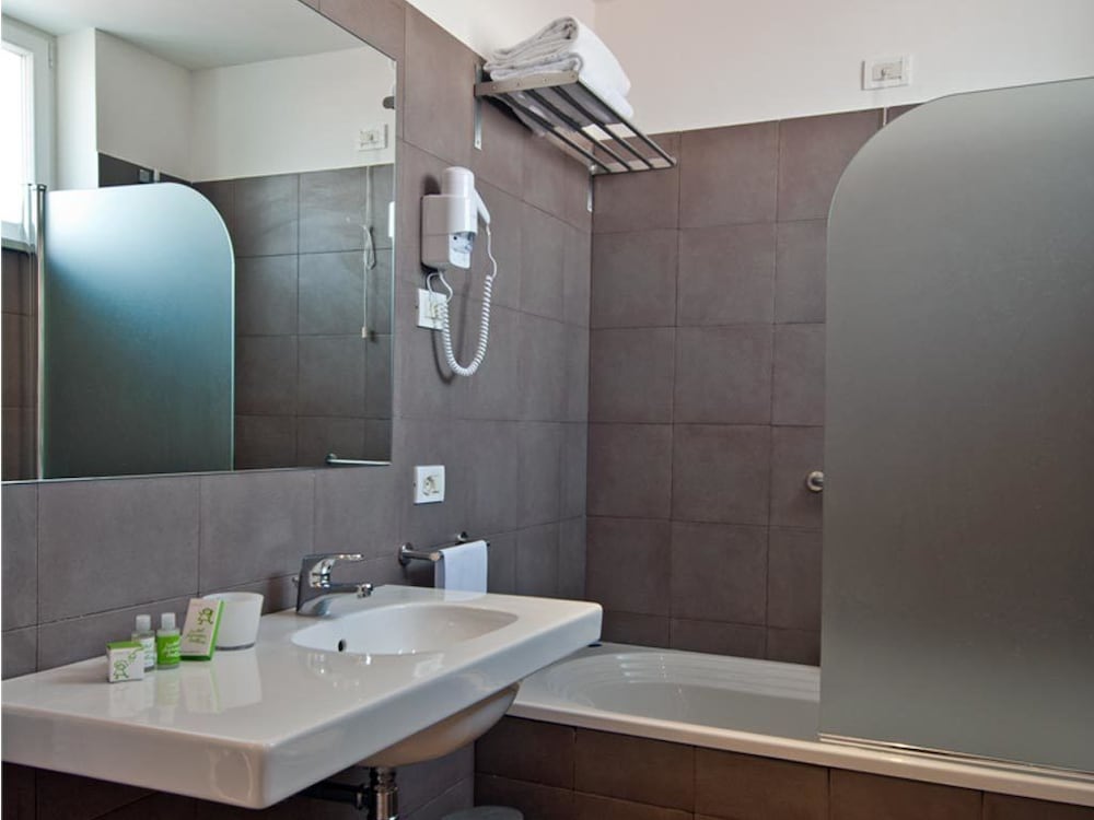 Standard Triple Room - Photo 4