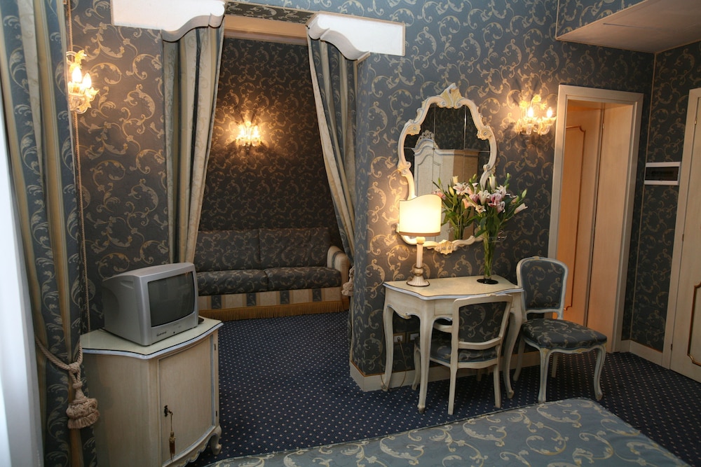 Junior Quadruple Room, Non Smoking photo 1