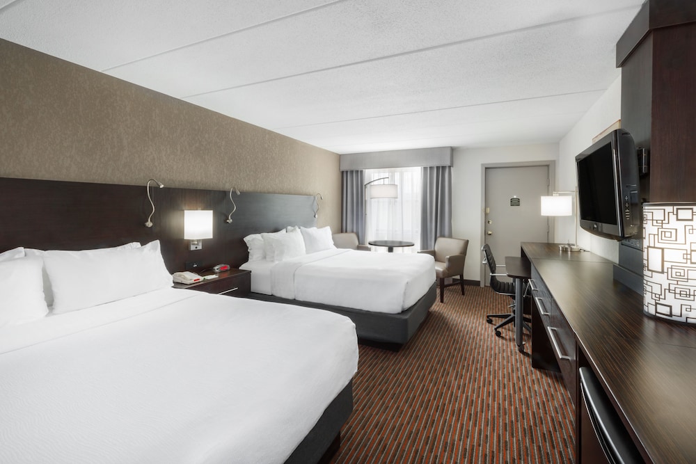 Standard Room, 2 Queen Beds, Pool View - Photo 3
