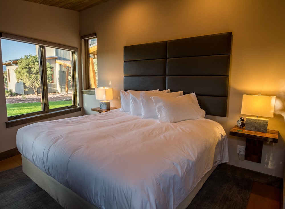 Luxury Cabin, 1 King Bed, Kitchenette, Mountain View photo 2