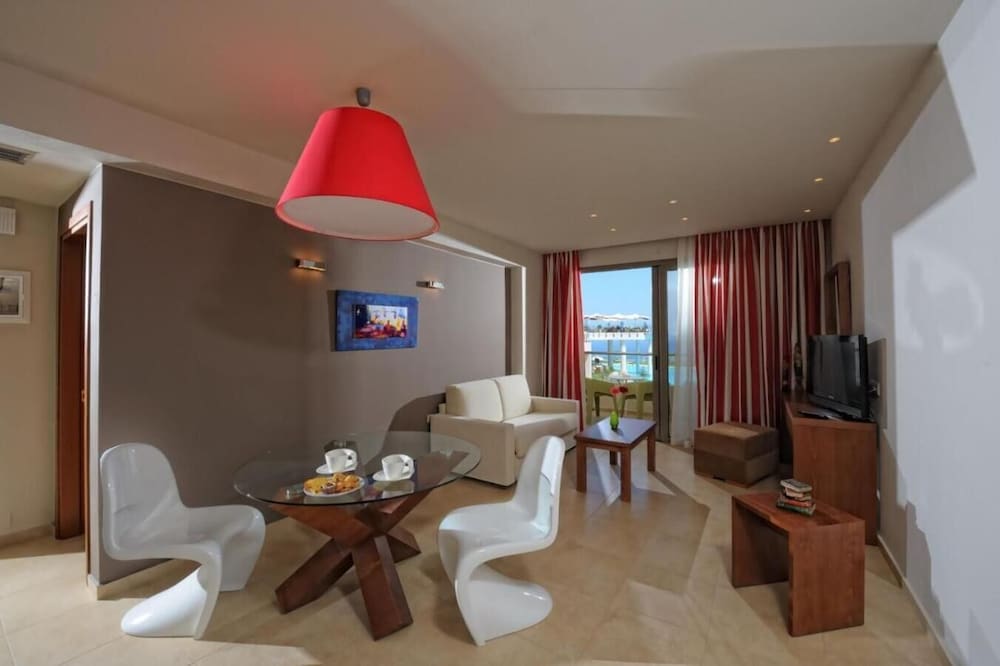 One Bedroom Villa with Pool View - Photo 1