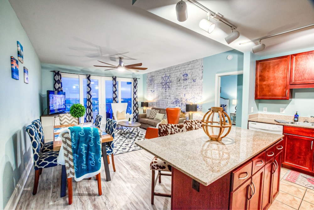 Condo, 2 Bedrooms, Balcony, Lake View (929)