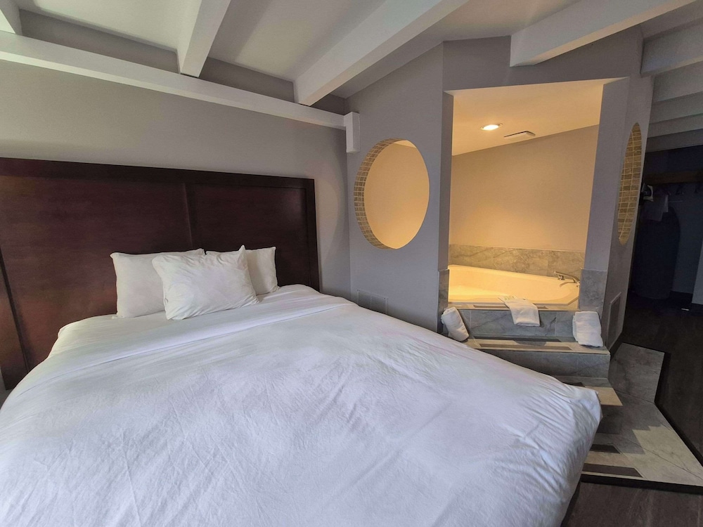 Suite, 1 Queen Bed, Non Smoking - Photo 1