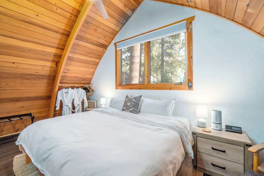 Cabin, Multiple Beds, Hot Tub, Mountain View (Canoe Cabin) photo 3