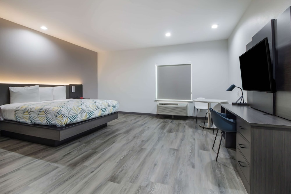 Deluxe Room, 1 King Bed, Non Smoking, Kitchenette photo 2