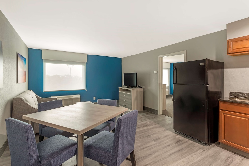 Suite, 1 King Bed, Non Smoking, Kitchen (with Sofabed, Full Kitchen) - Photo 4