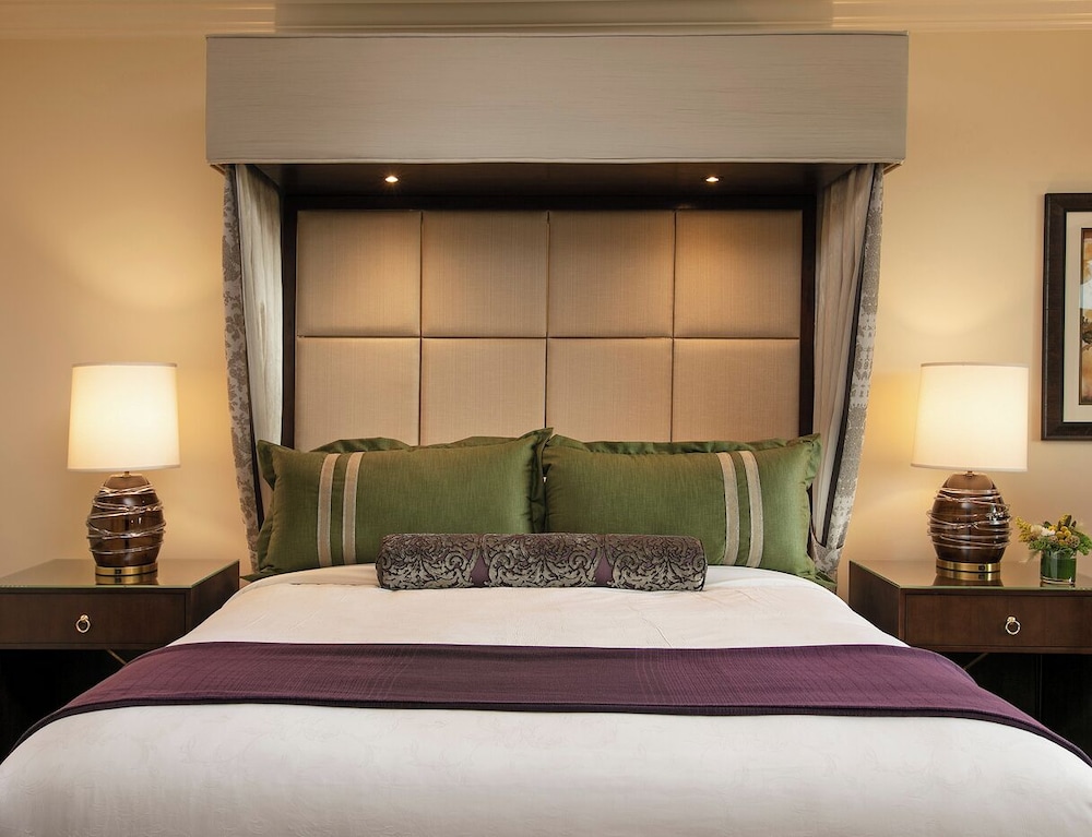 Signature Room, 1 King Bed, Pool View - Photo 2