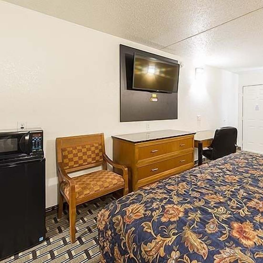 Deluxe Room, 1 King Bed, Smoking, Refrigerator & Microwave - Photo 1