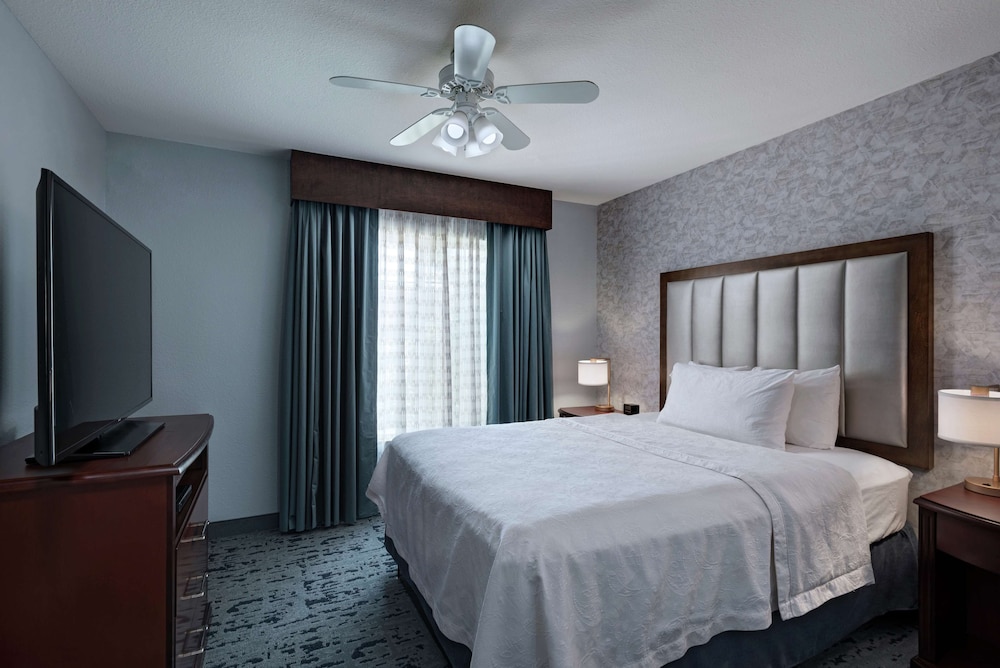 Suite, 1 King Bed, Accessible, Bathtub (Mobility & Hearing)