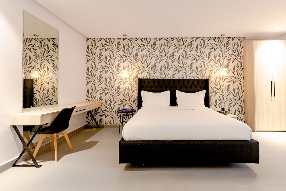Luxury Suite - Photo 18