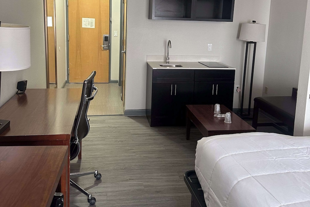 Room, 1 King Bed, Non Smoking - Photo 8