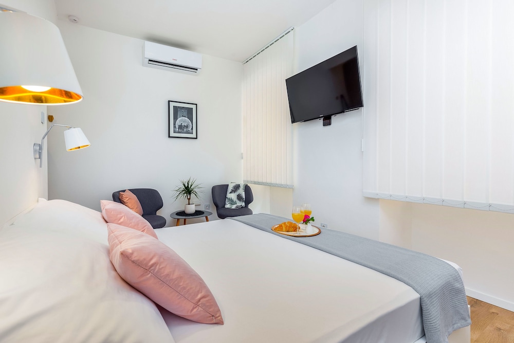 Romantic Apartment, 1 Queen Bed, Non Smoking, Kitchenette photo 1