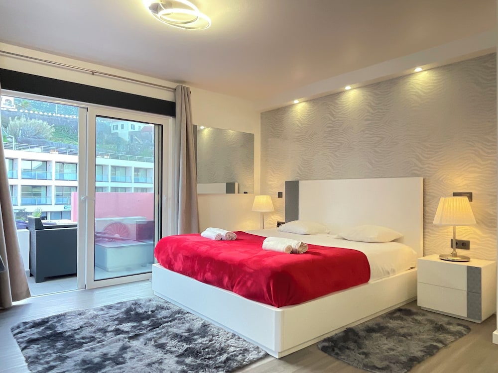 Deluxe Apartment, 1 Queen Bed with Sofa bed, Kitchen, Partial Sea View photo 2