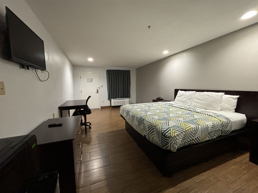 Deluxe Room, 1 King Bed, Non Smoking - Photo 5