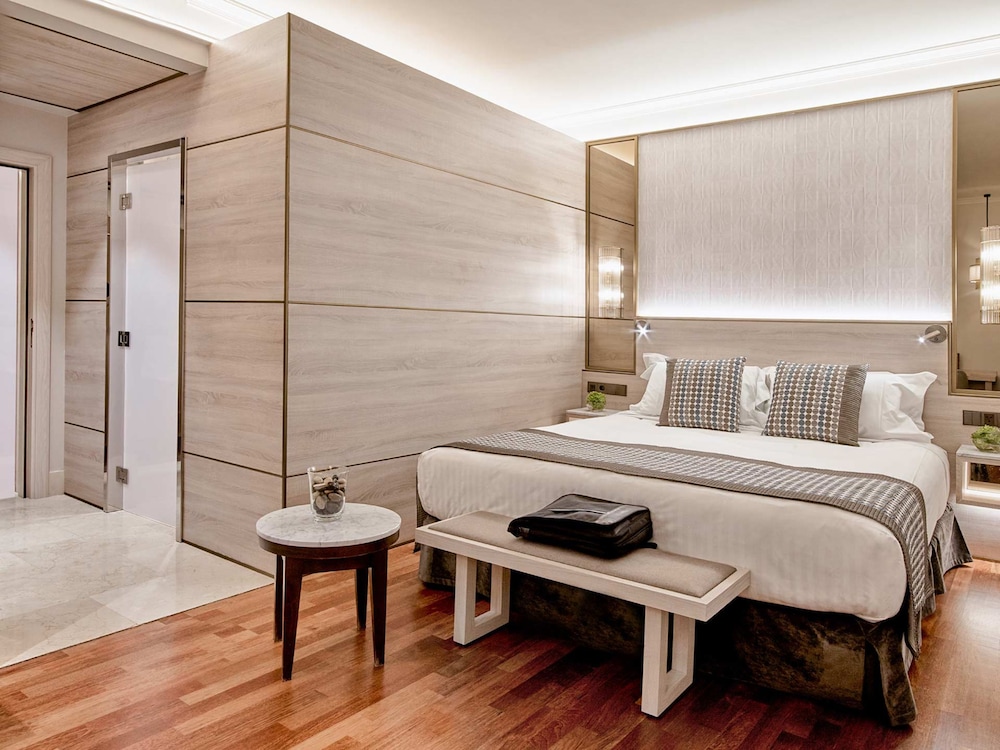 Deluxe Double or Twin Room thumbnail 5