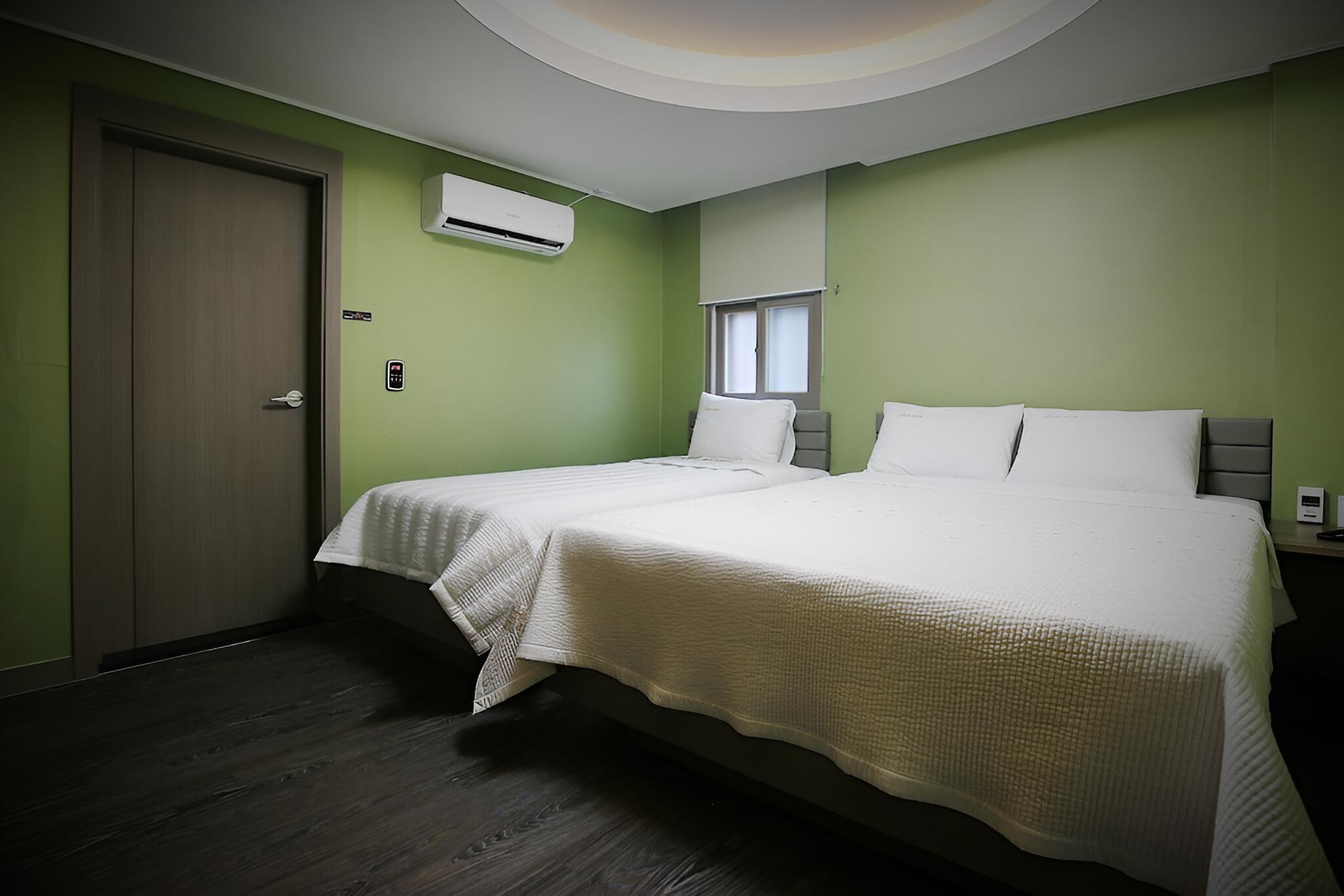 Room (Twin (Queen x Single)) photo 1